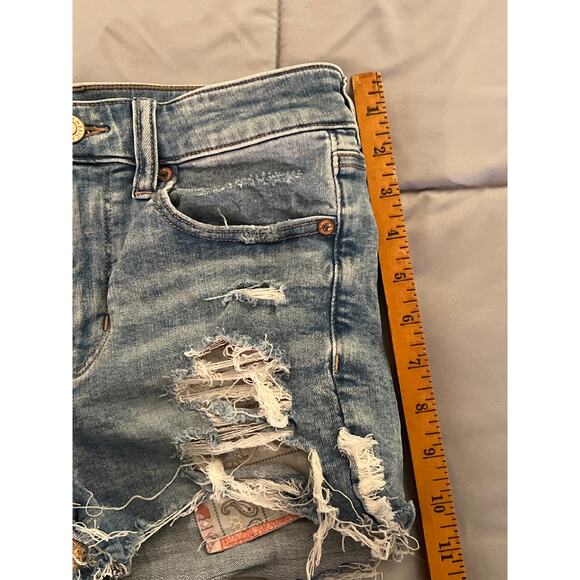 American eagle stretchy distressed light wash denim with paisley pockets size 6 - Picture 6 of 6